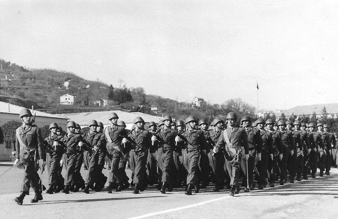 GIURAMENTO  42° CORSO AUC ASCOLI PICENO - 27 febb 1966 - 1^ COMPAGNIA ATTENTI SINISTRA!!